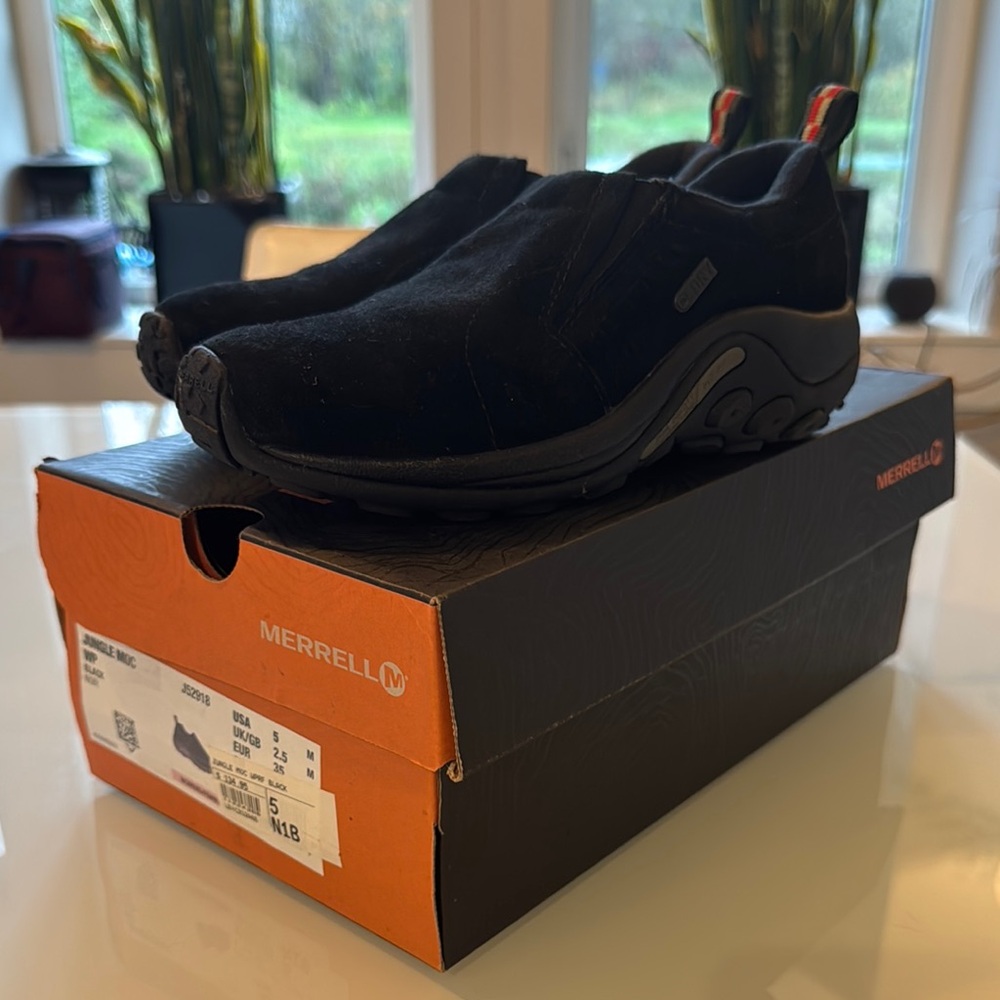 Merrell Black Slip-on Shoe - size 5